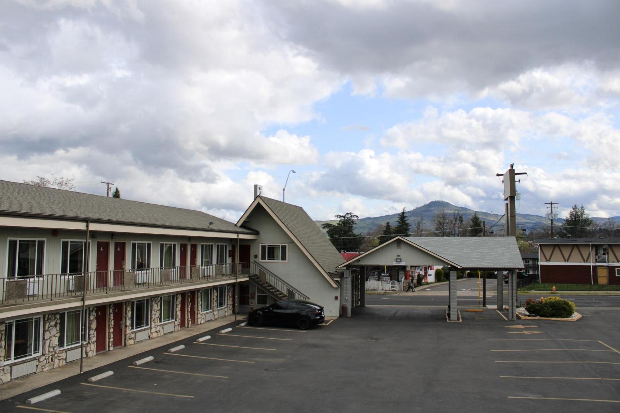Pine Tree Inn Medford Exterior foto